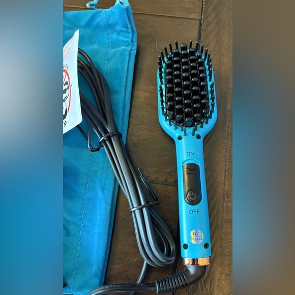 Amika Limited Edition Mini Straightening Brush - Picture 1 of 4